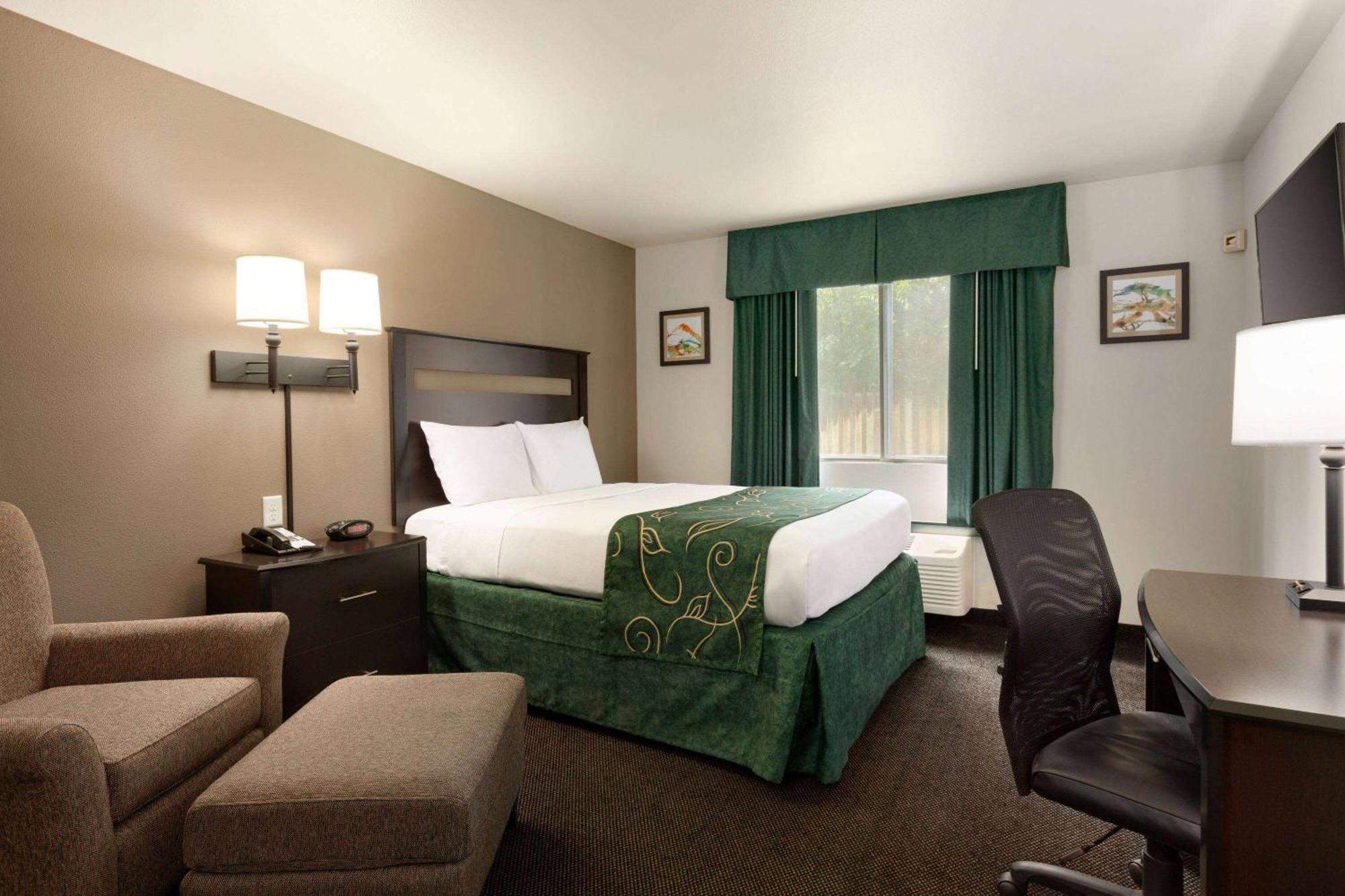 Travelodge By Wyndham Хермистон Экстерьер фото